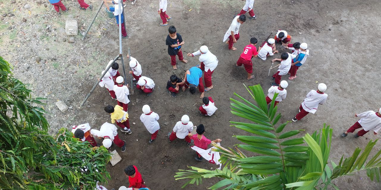 Kegiatan Rutin Kerja Bakti di SDI Plus Imam Muslim