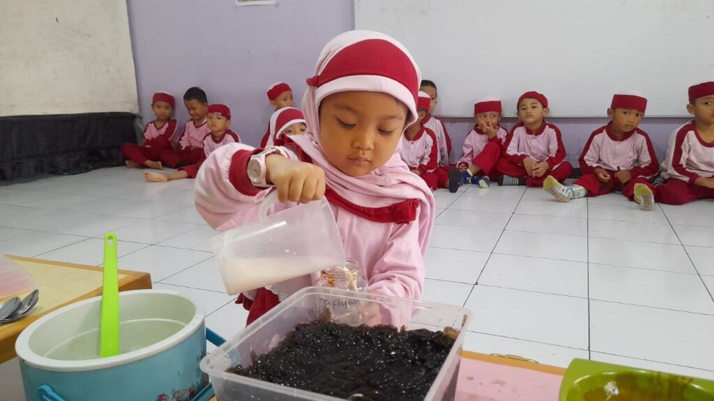 Kegiatan Cooking Class Membuat Brown Sugar Jelly Milk - PG & TK Plus Imam Muslim