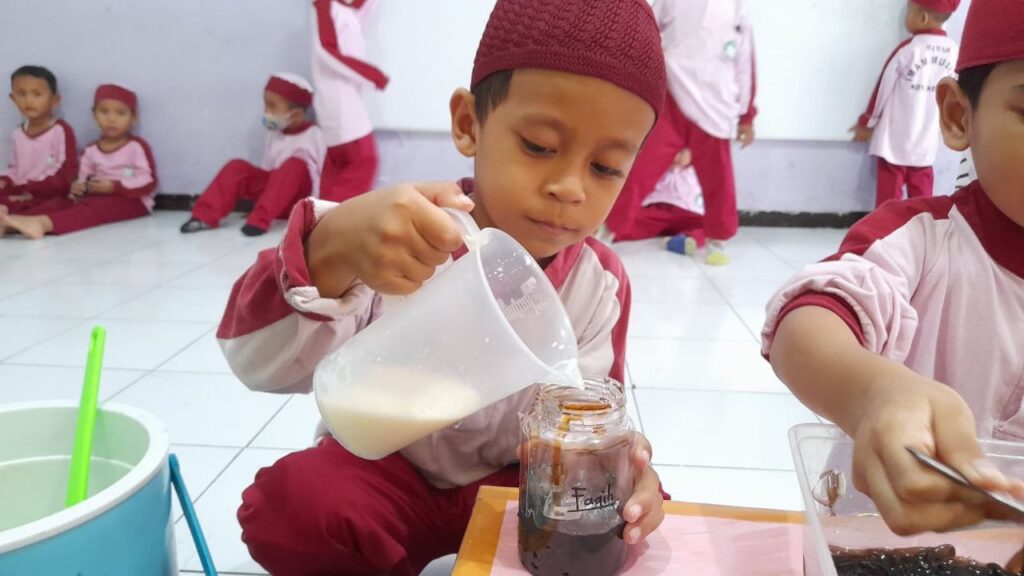 Kegiatan Cooking Class Membuat Brown Sugar Jelly Milk - PG & TK Plus Imam Muslim